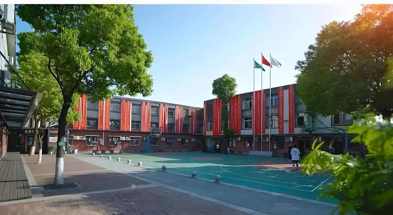 坐落岳麓山大学城,地铁 4 号线 150 米